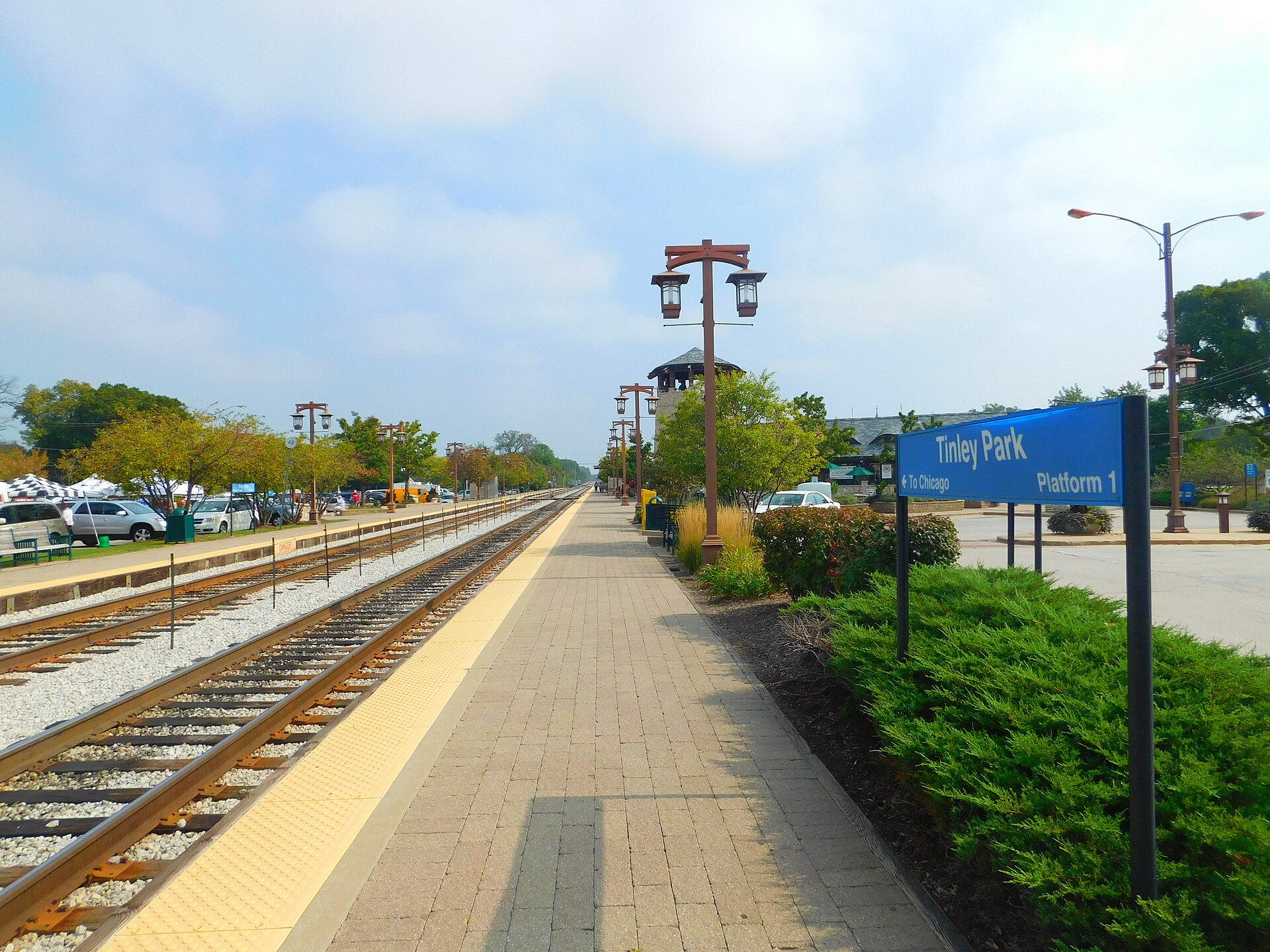 Platform at the Oak Park Avenue Metra station in Tinley Park, Illinois